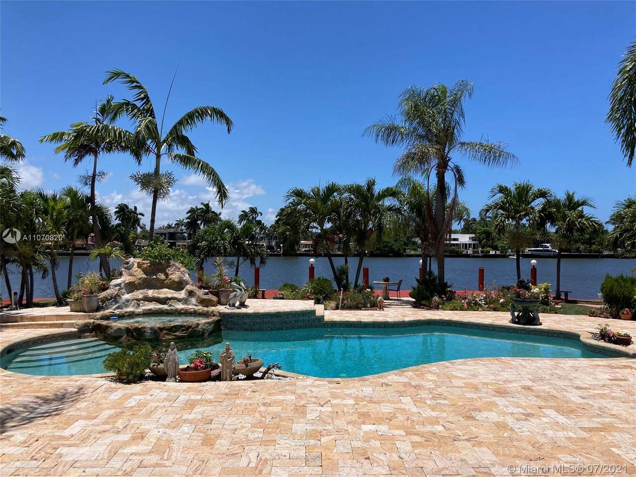 1100 Northlake Dr - Photo 1