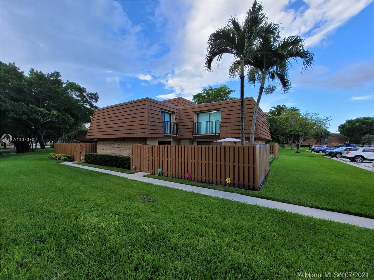 2556 Camelot Ct - Photo 1