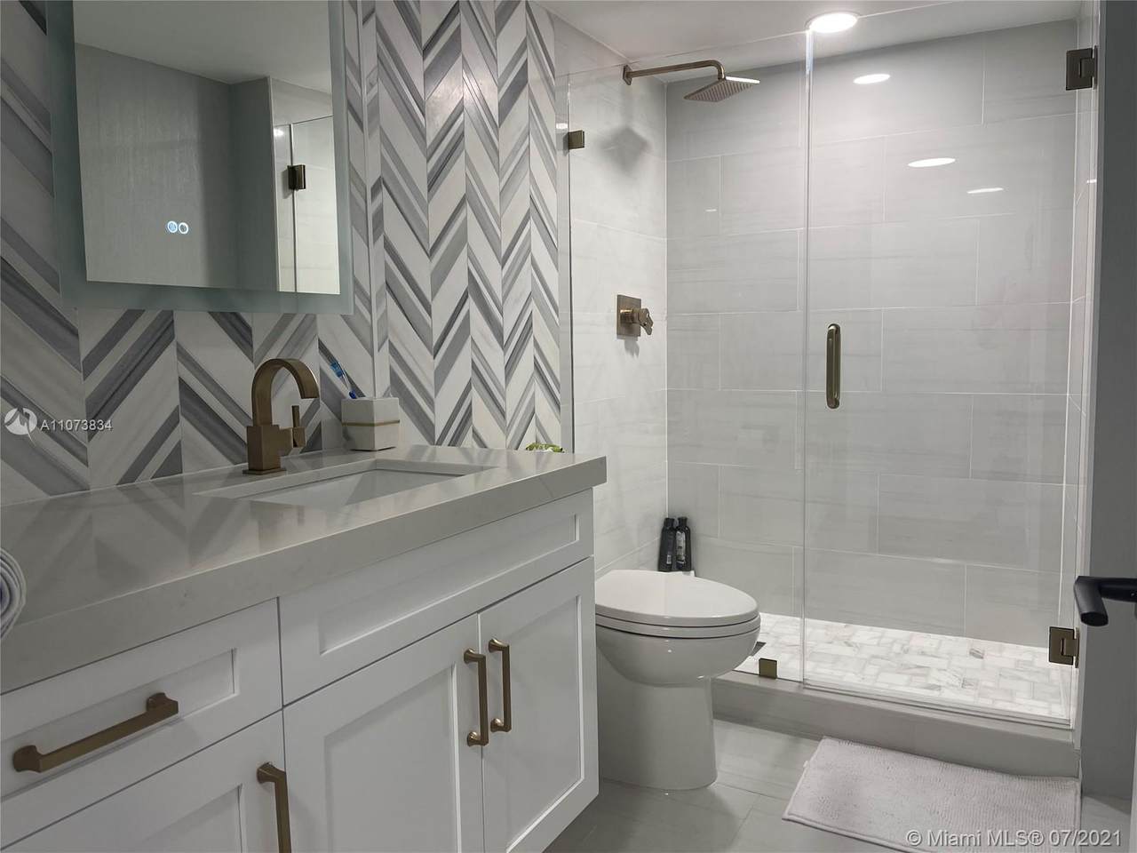 2555 Collins Ave - Photo 1