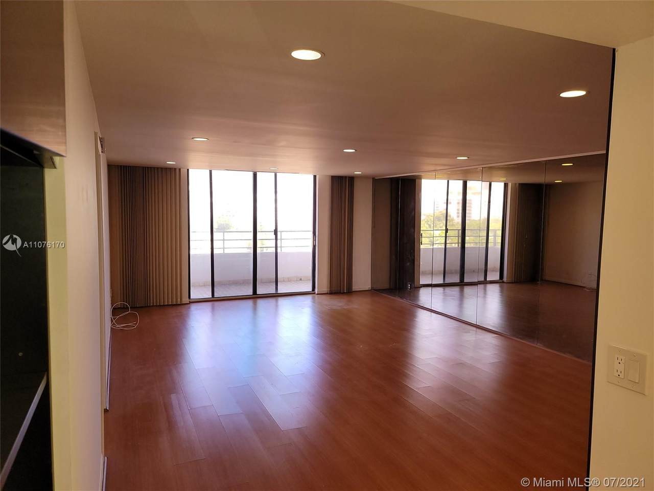 2500 Parkview Dr - Photo 1