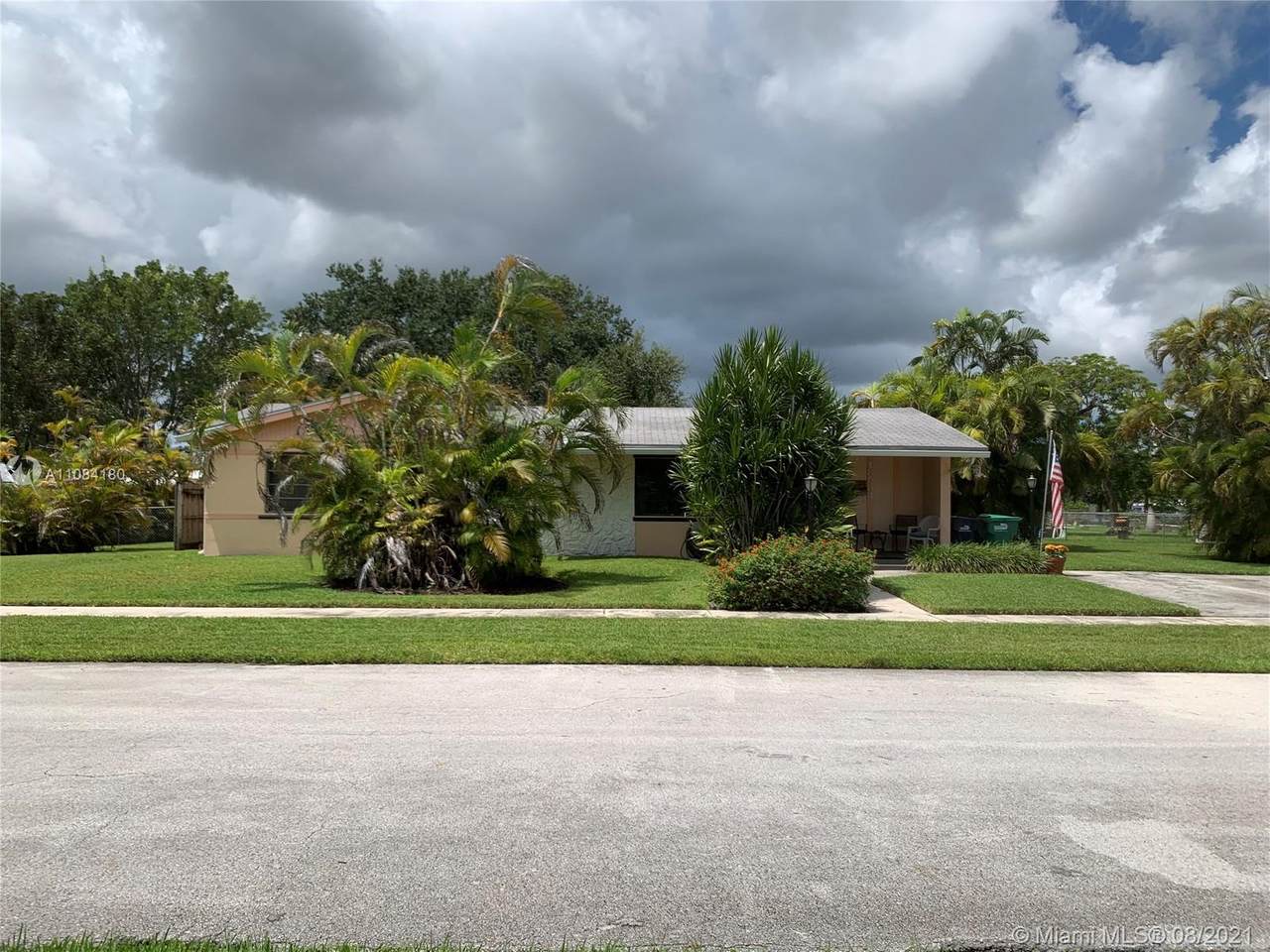 18534 90th Ct - Photo 1