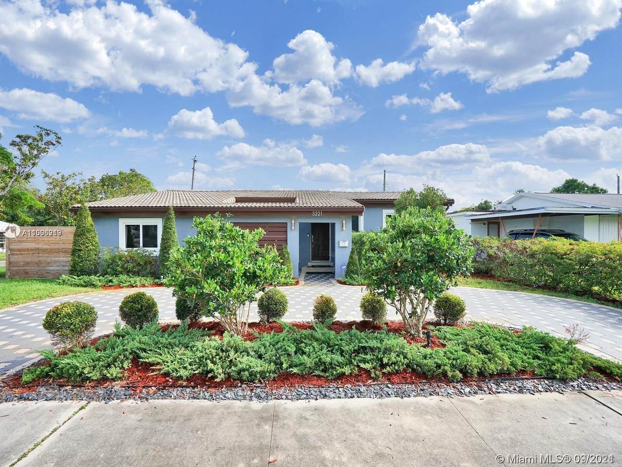 3221 Taft St - Photo 1