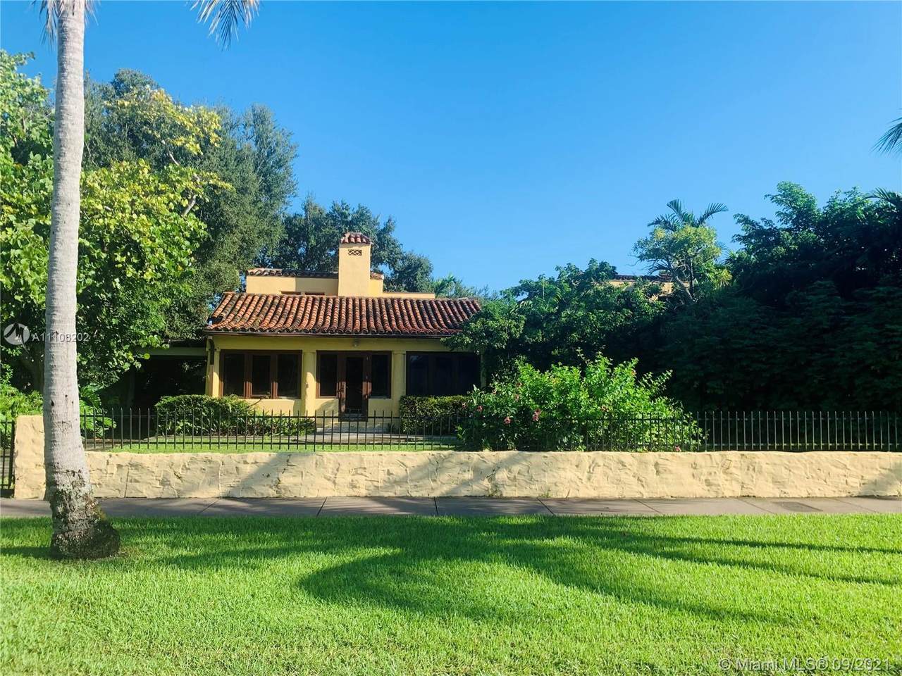 1043 Greenway Dr - Photo 1