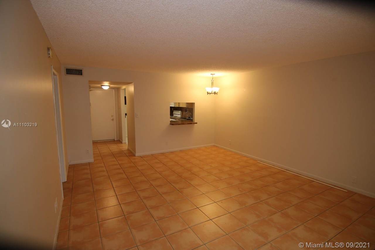 400 Commodore Dr - Photo 1