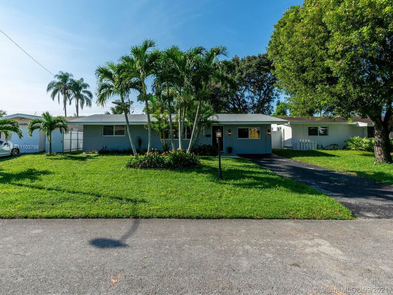 8590 11th Ct - Photo 1