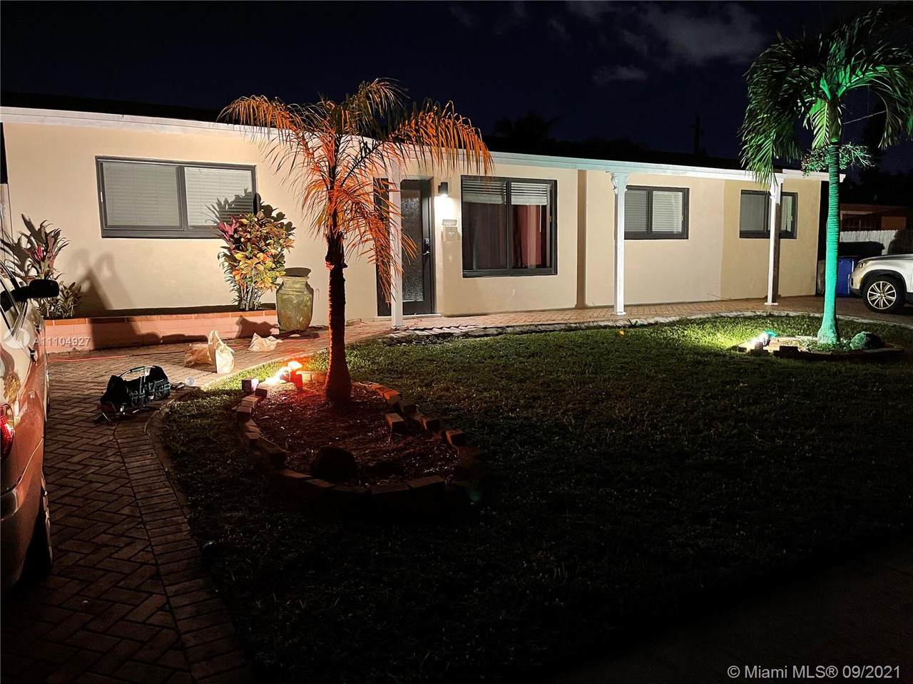 210 40th St - Photo 1