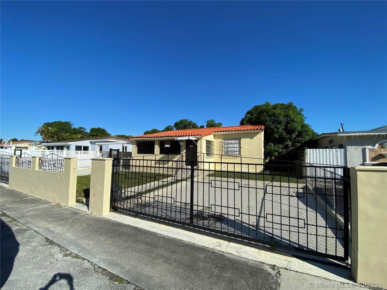 317 43rd St - Photo 1