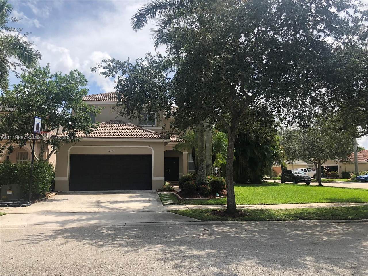 1620 Winterberry Ln - Photo 1