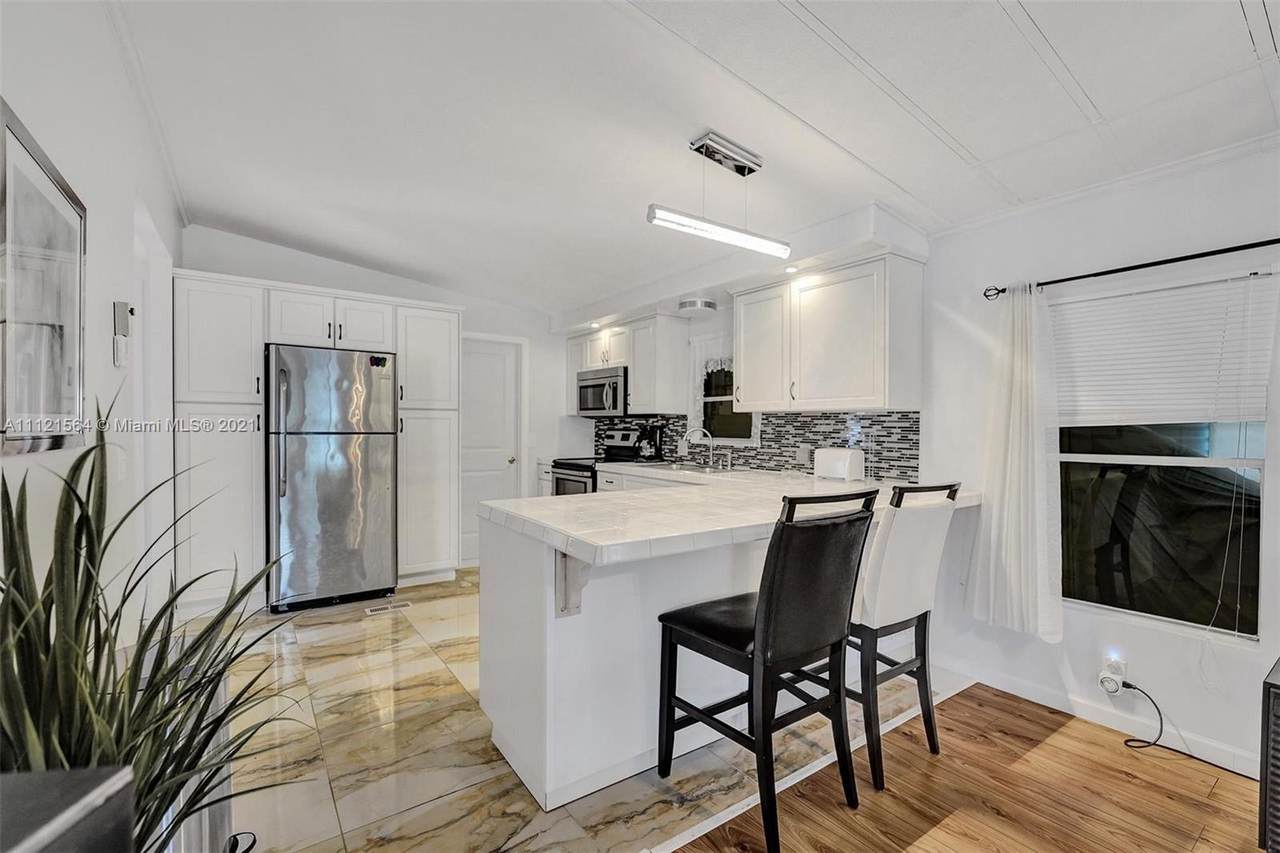 3008 52nd St - Photo 1