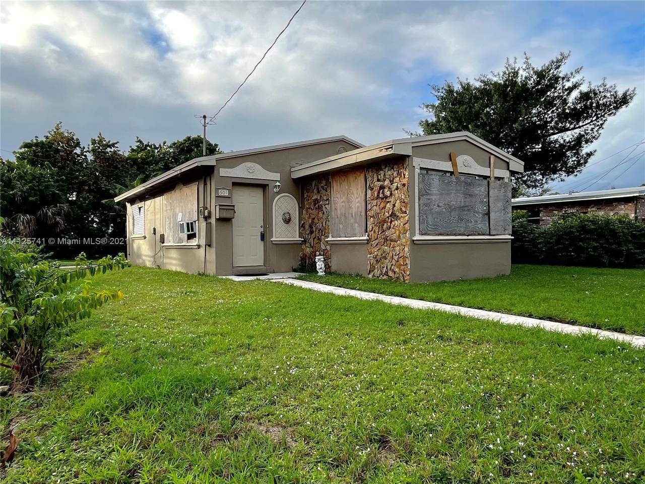 601 9th Ave - Photo 1
