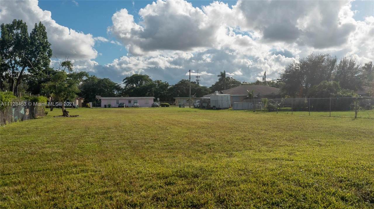 10374 181 St - Photo 1