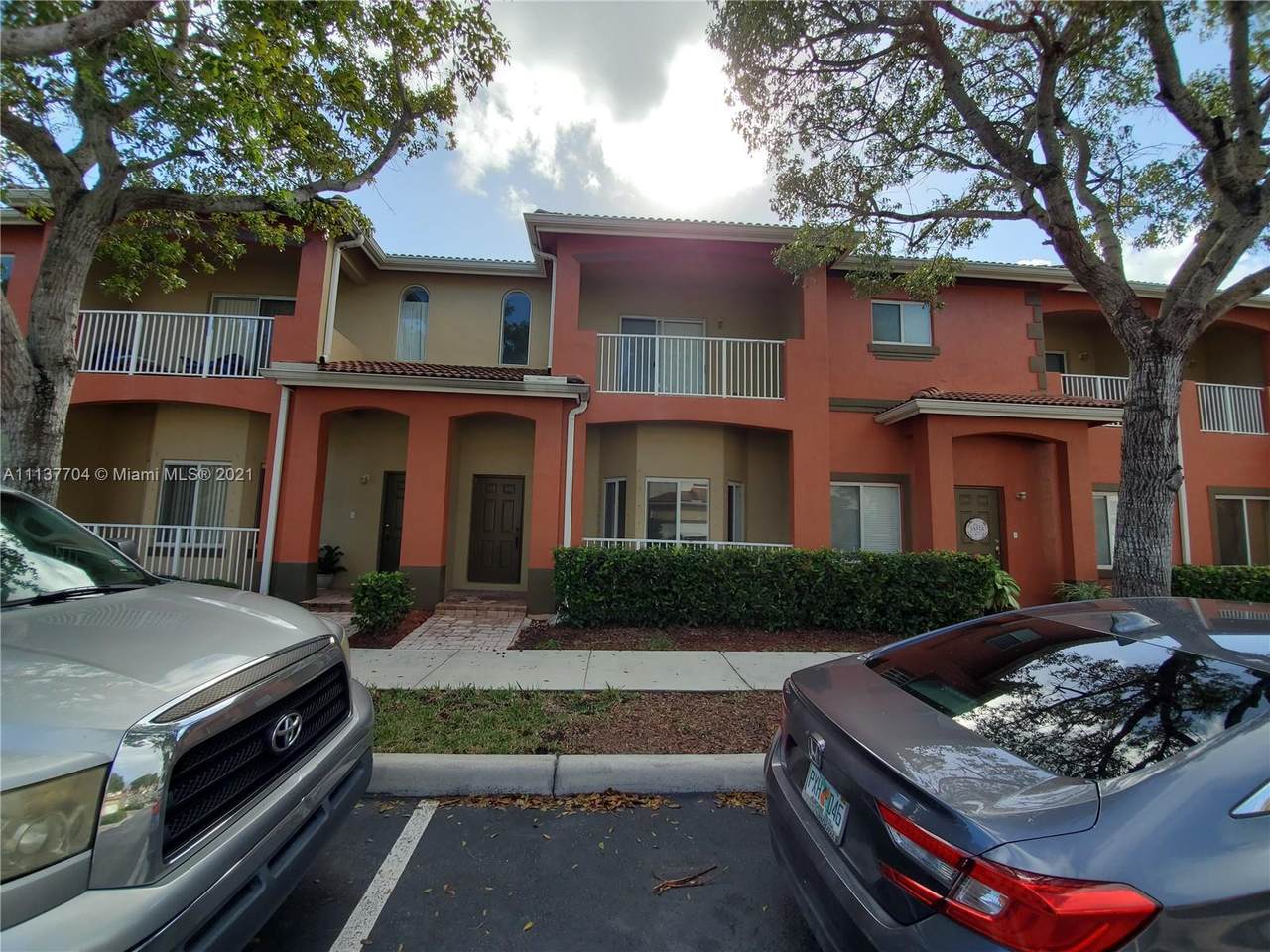 2464 19th Ct - Photo 1