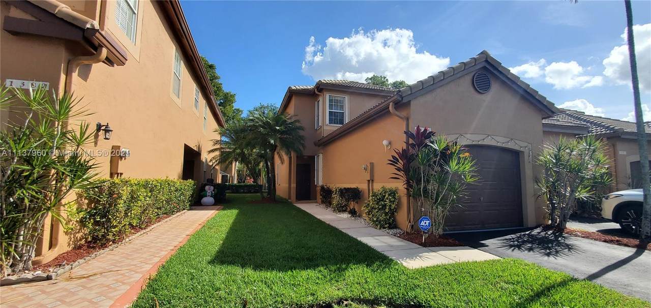 1376 Barcelona Way - Photo 1
