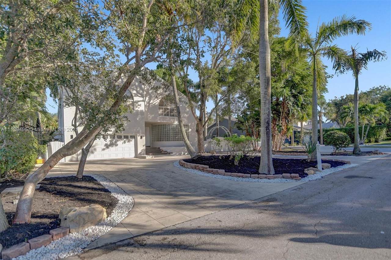 960 4th Ct - Photo 1