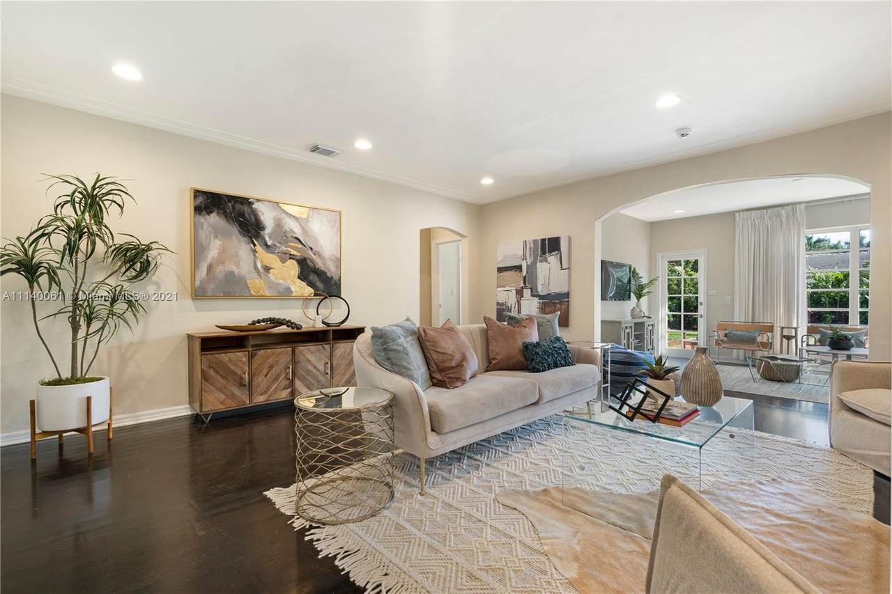 920 47th Ct - Photo 1