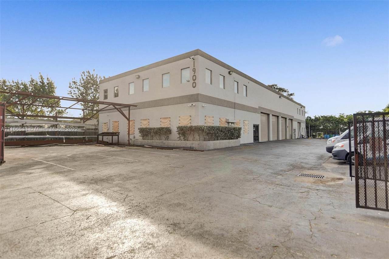 1900 32nd St - Photo 1