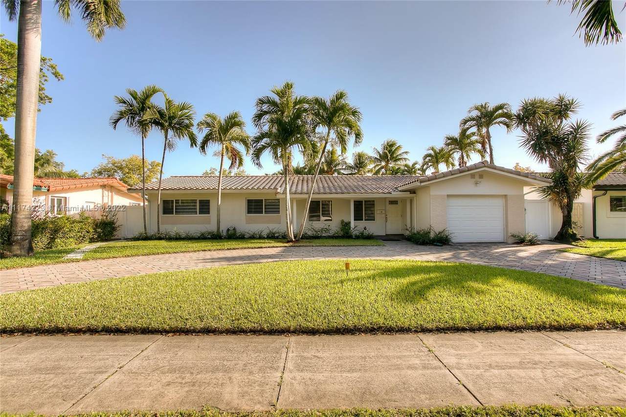 1180 Thrush Ave - Photo 1