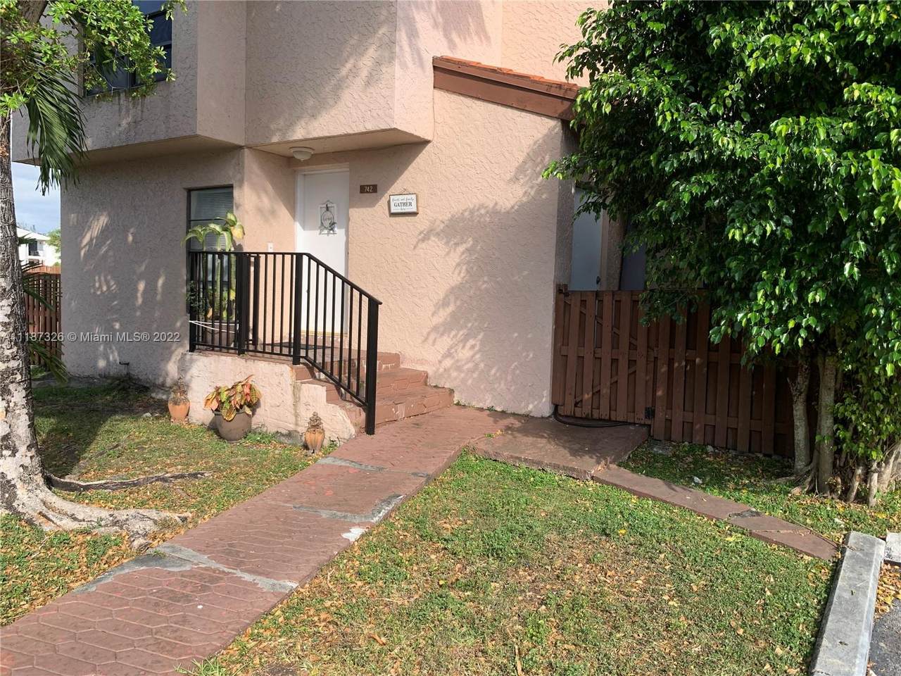 742 105th Pl - Photo 1