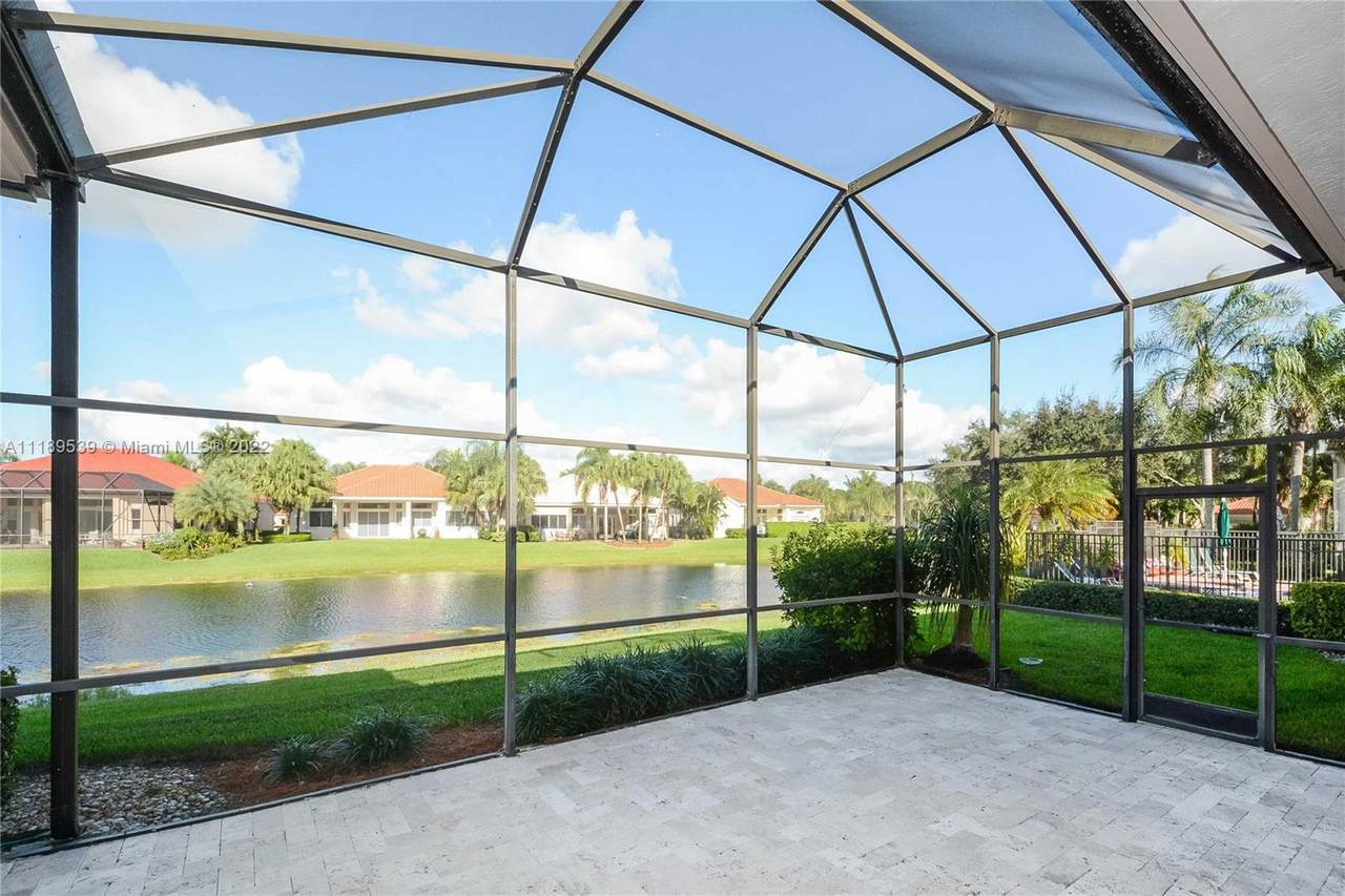 2715 Oakmont Dr - Photo 1