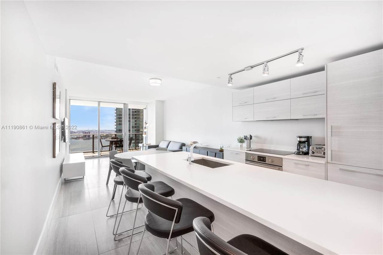 650 32nd St - Photo 1