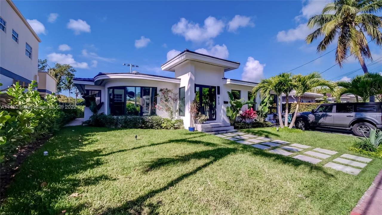 910 43rd Ct - Photo 1