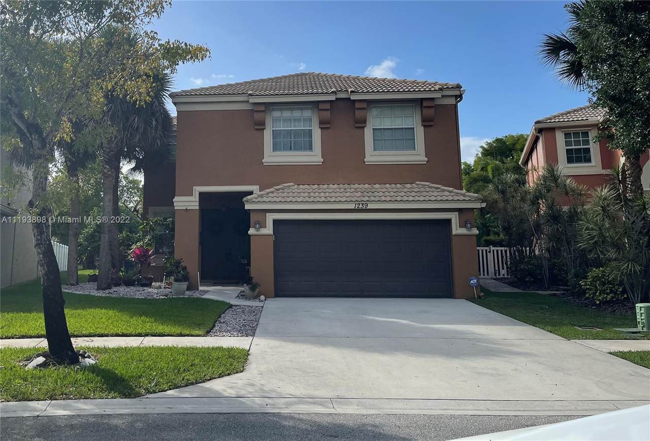 1239 Oakwater Dr - Photo 1