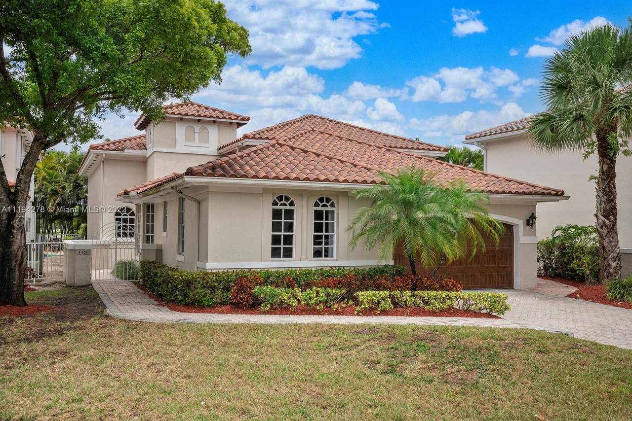 4420 93rd Doral Ct - Photo 1