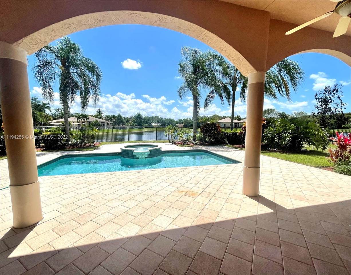 2547 Montclaire Cir - Photo 1