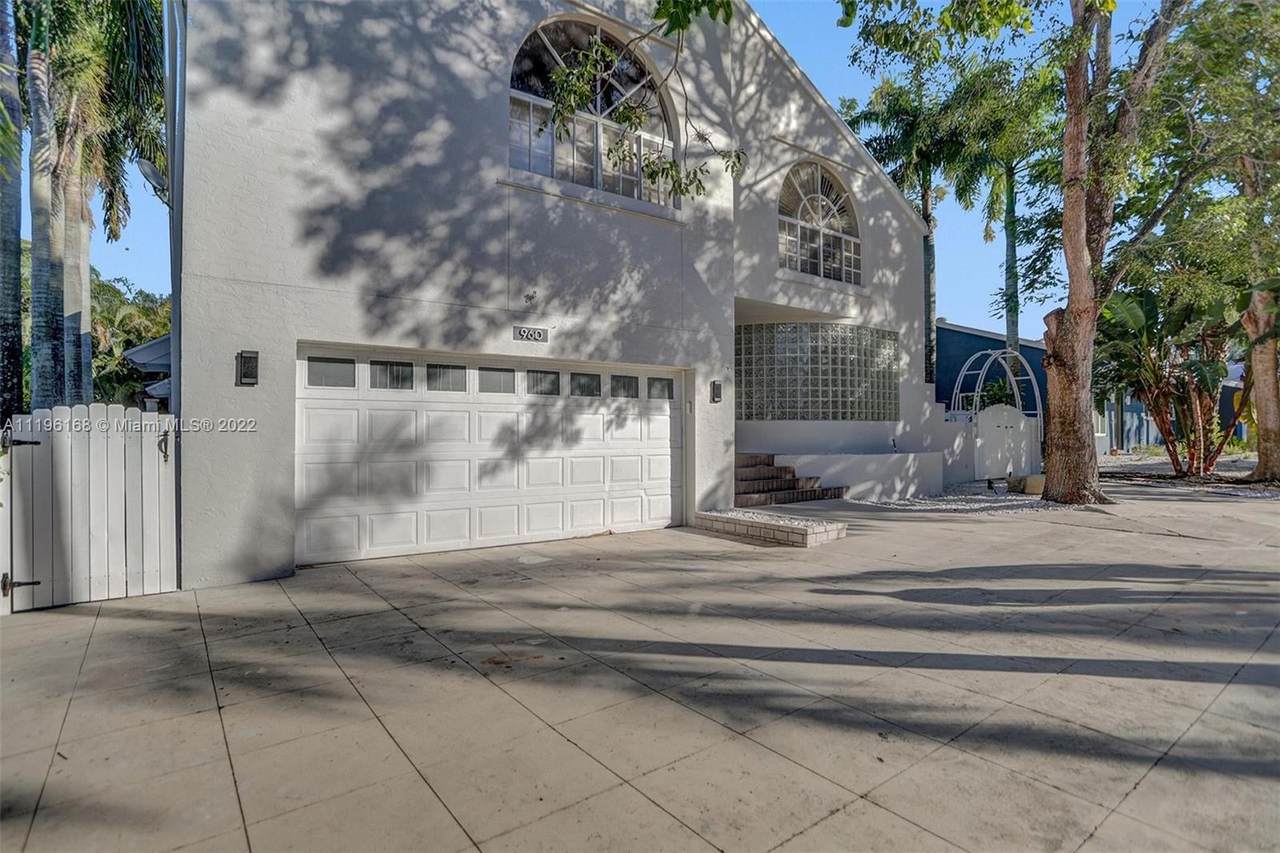 960 4th Ct - Photo 1