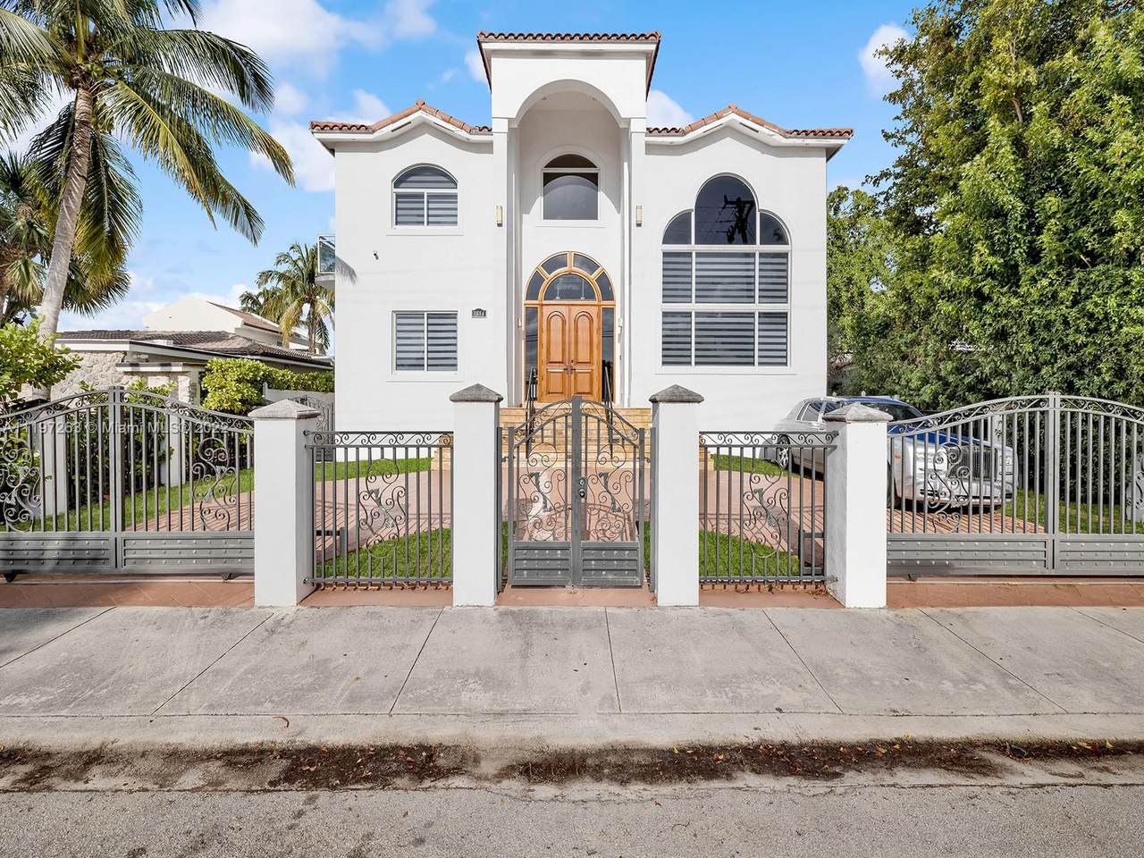 7556 Treasure Dr - Photo 1