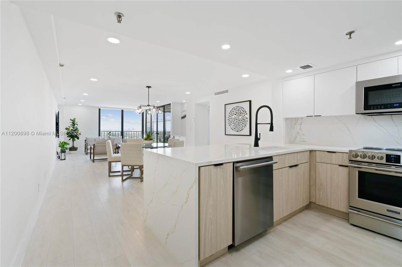 2625 Collins Ave - Photo 1