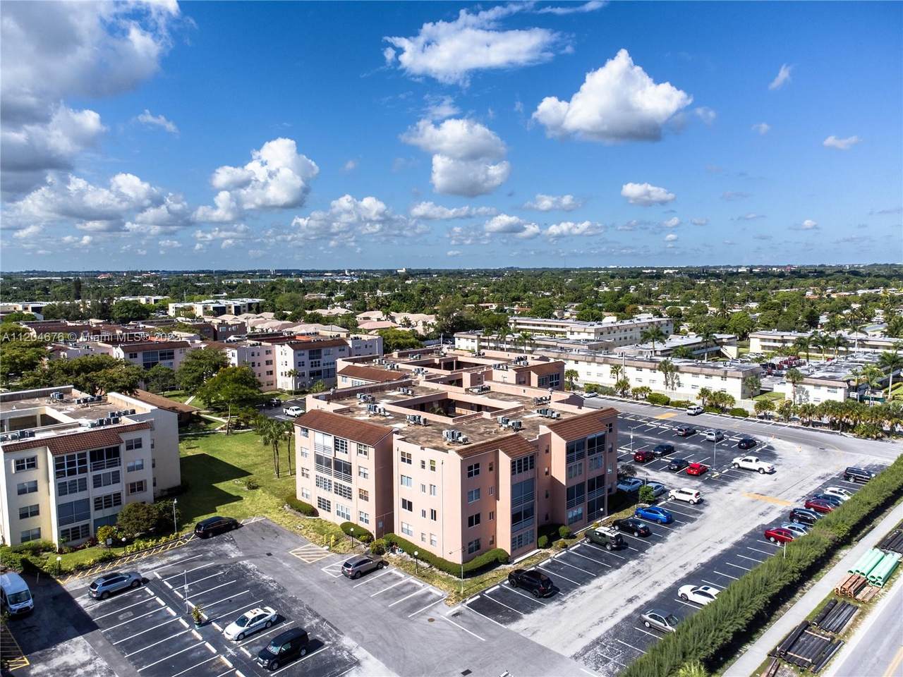 2841 Somerset Dr - Photo 1