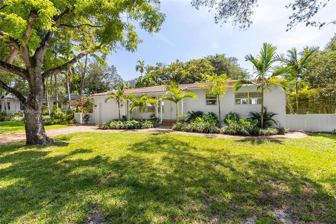 9357 9th Pl - Photo 1