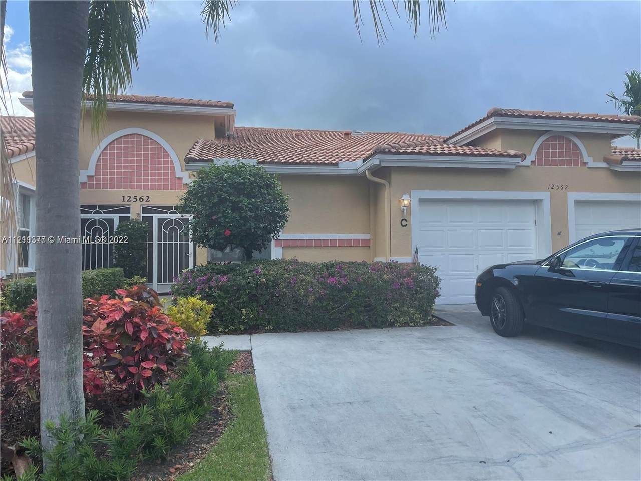 12562 Crystal Pointe Dr - Photo 1
