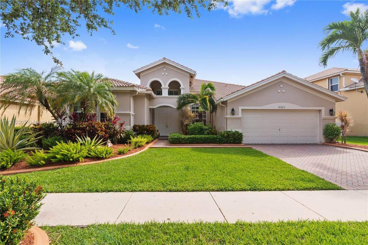 19229 Hibiscus St - Photo 1