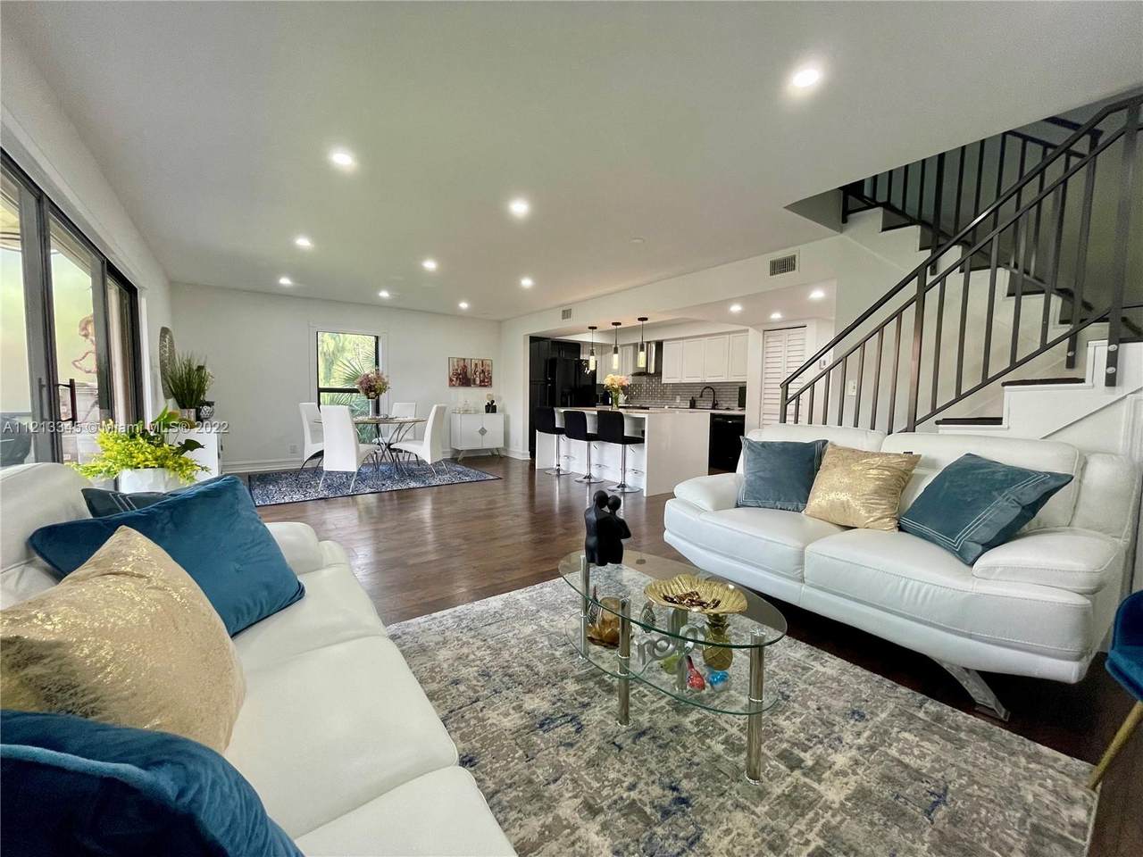 430 Commodore Dr - Photo 1