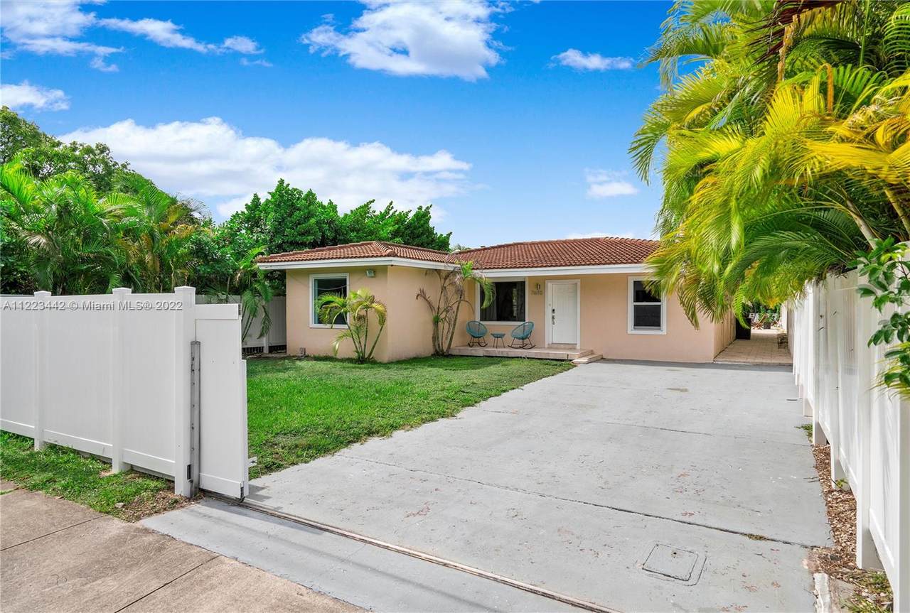 7610 Bayside Ln - Photo 1