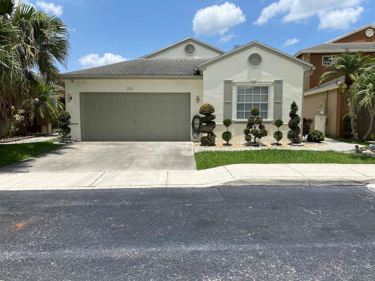 201 Riverbend Dr - Photo 1