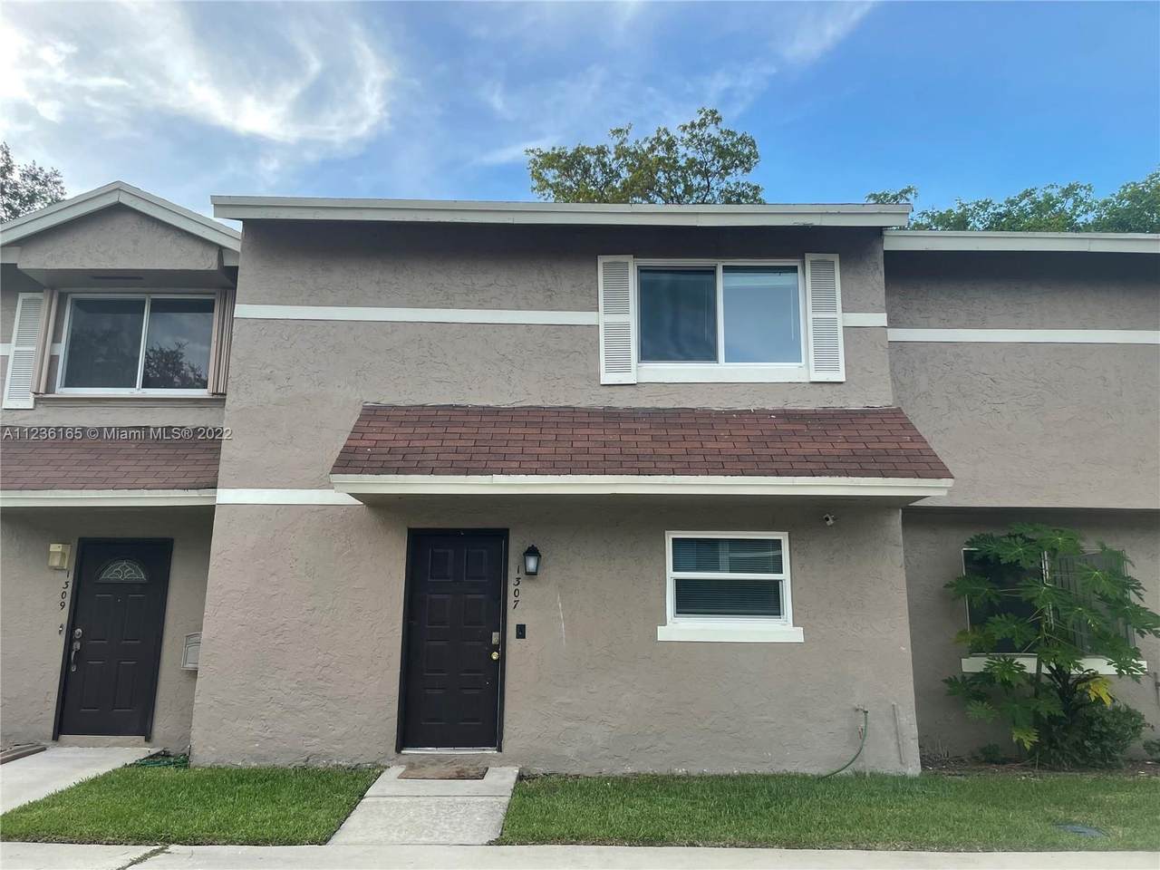 1307 Sussex Dr - Photo 1