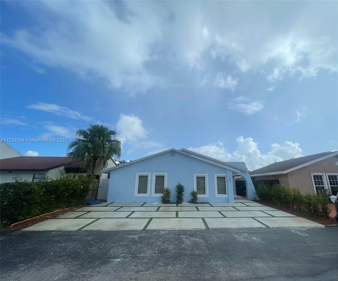 11431 33rd Ln - Photo 1