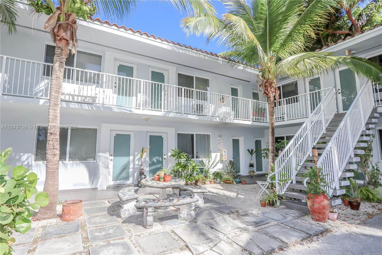 61 Edgewater Dr - Photo 1