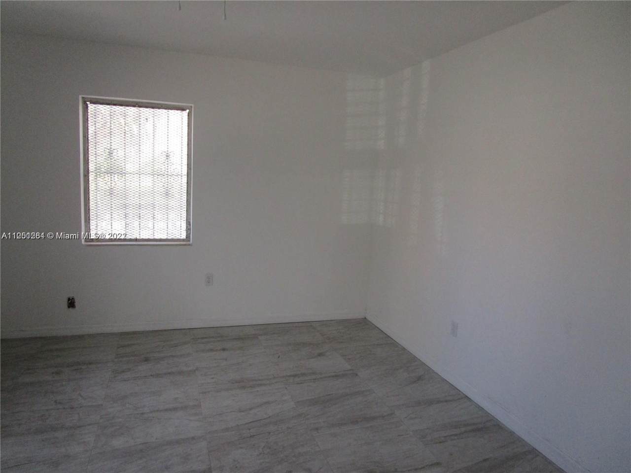 656 56th St - Photo 1