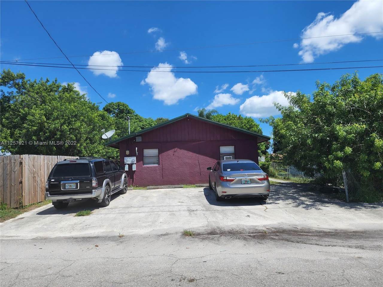 1608 Avenue K - Photo 1