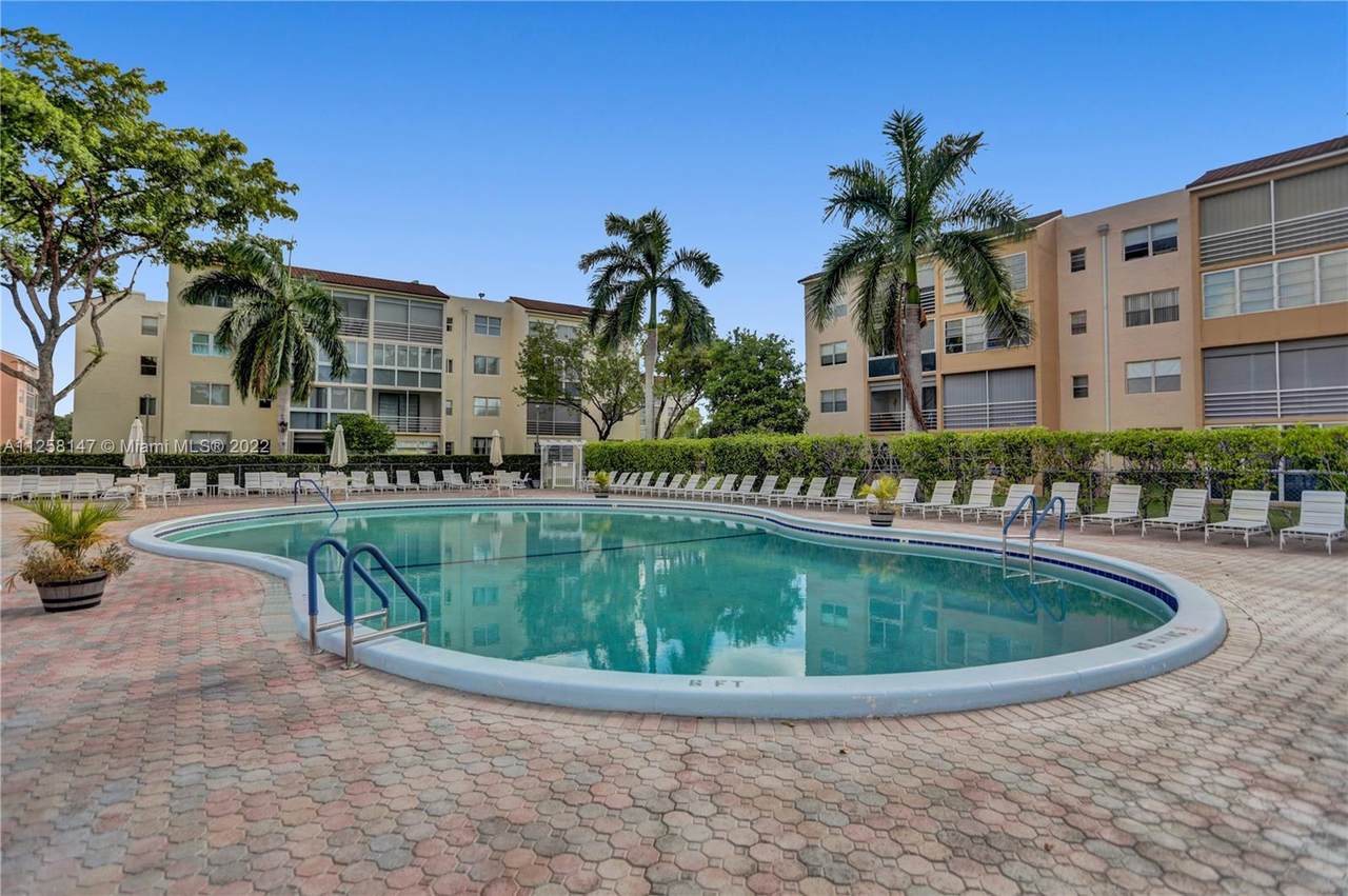 2871 Somerset Drive - Photo 1