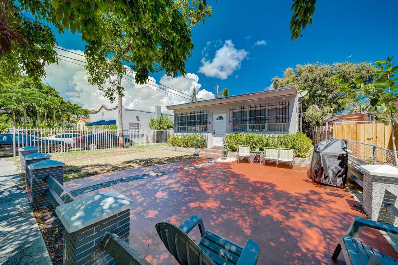 2217 11th St - Photo 1