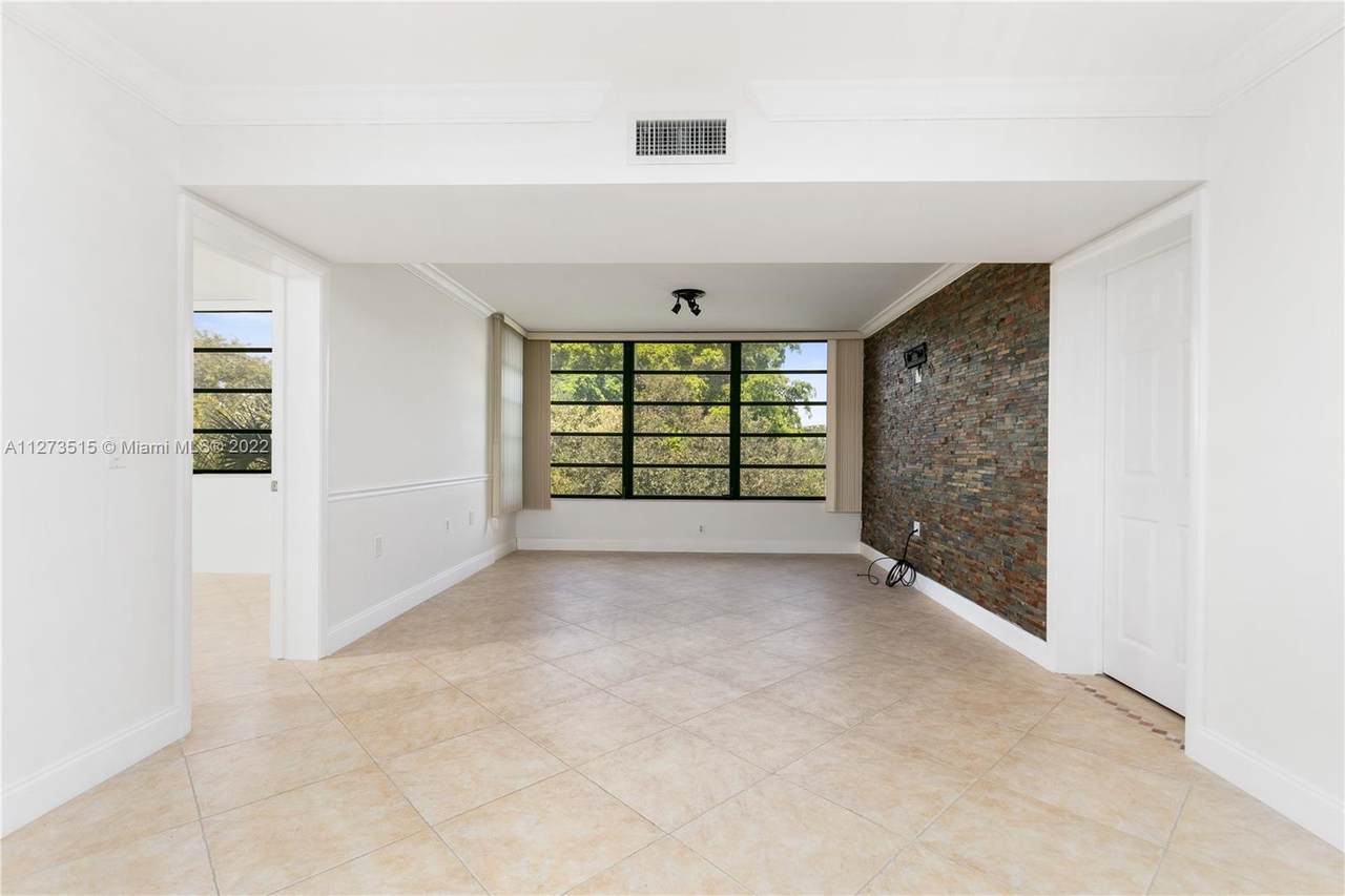 1719 Whitehall Dr - Photo 1