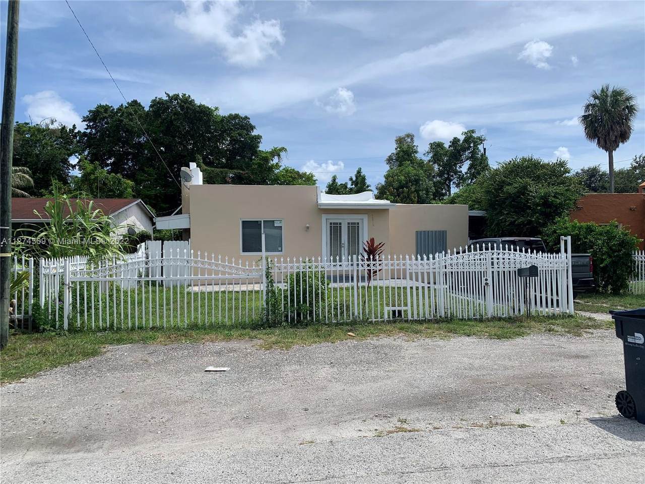1016 Sharar Ave - Photo 1