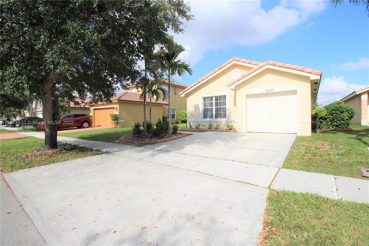 17952 29th Ln - Photo 1