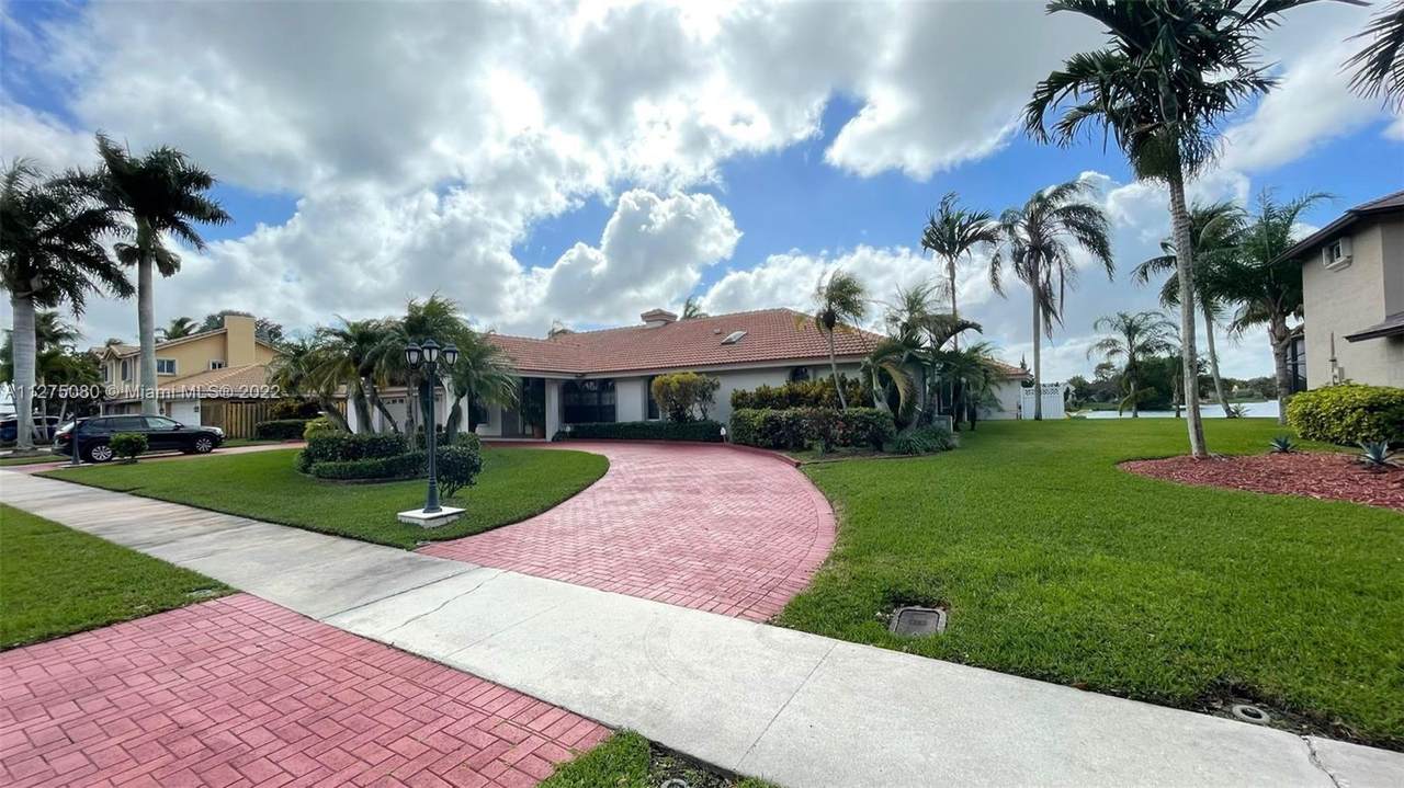 5801 Castlegate Ave - Photo 1