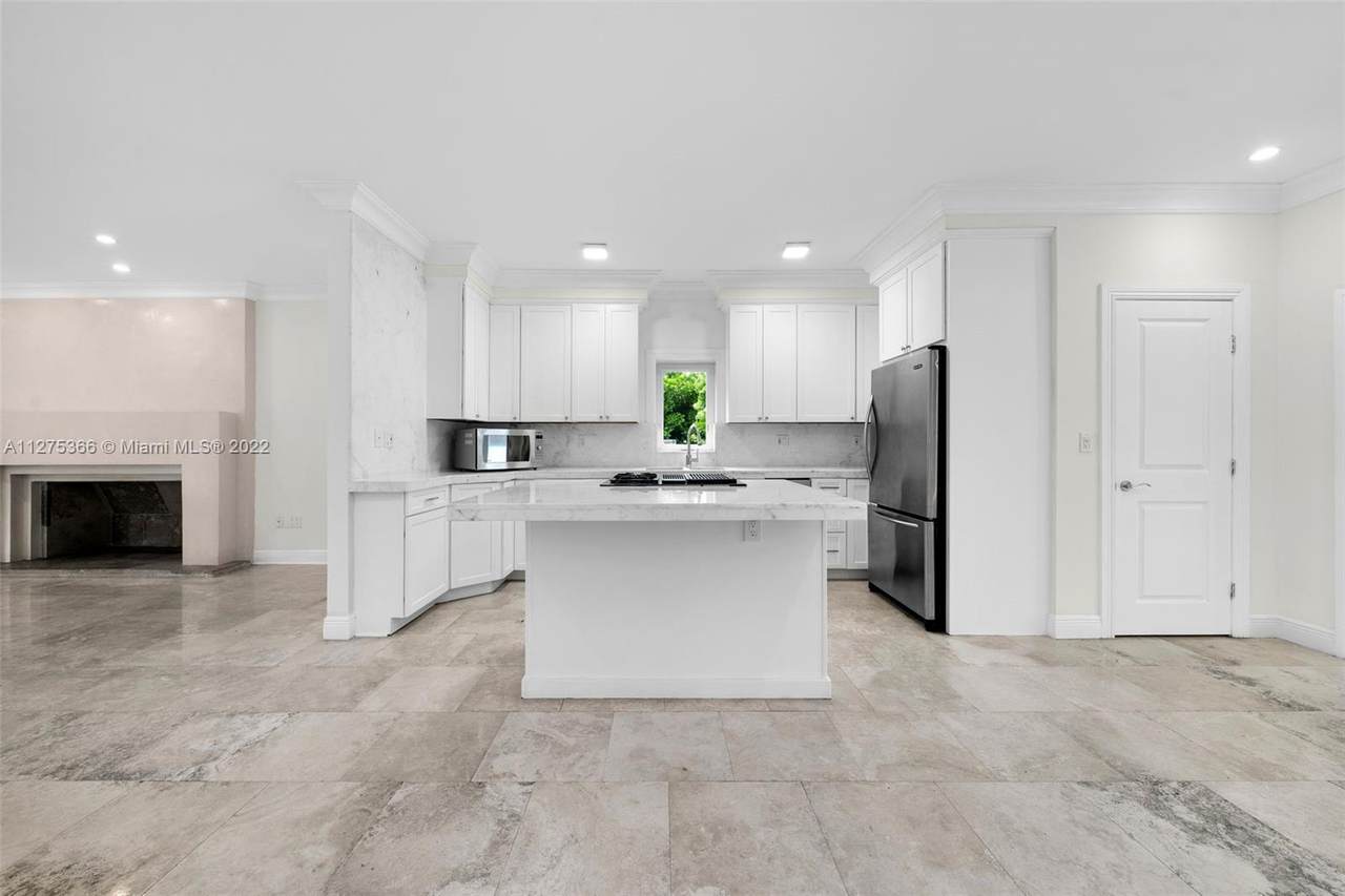 121 4 San Marino Terr - Photo 1